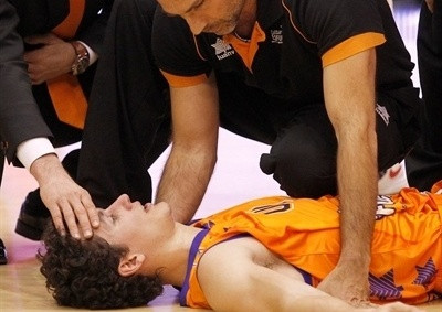 "Valencia" basketbolistam pēc sadursmes ar Bertānu lauzti kakla skriemeļi