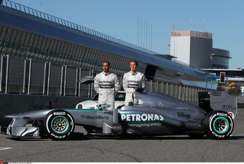 ''Mercedes'' ar Hamiltonu priekšgalā atklāj jauno ''W04'' modeli