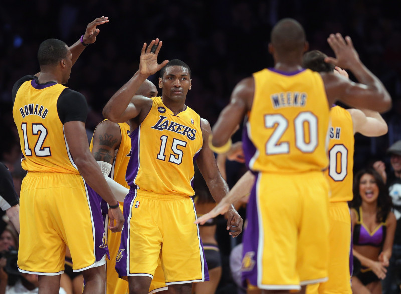 "Lakers" un Kobe cīņu par "play-off" turpinās Dalasā
