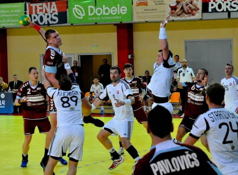 Latvijas handbola izlase spraigā spēlē uzvar Slovākiju