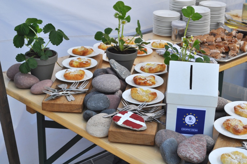 Eiropas dienā vairāki simti Rīgas iedzīvotāju un viesu degustē tradicionālos Eiropas valstu ēdienus