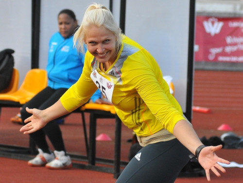 Ozoliņa-Kovala uzbrūk Latvijas rekordam, vīri met pāri 80 metriem