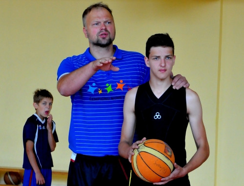 Uvis Helmanis Rīgā sāk bezmaksas basketbola treniņus jauniešiem