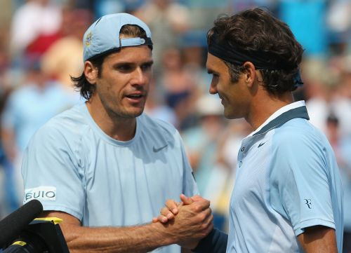 Federers izglābjas pret Hāsu un ceturtdaļfinālā tiksies ar Nadalu