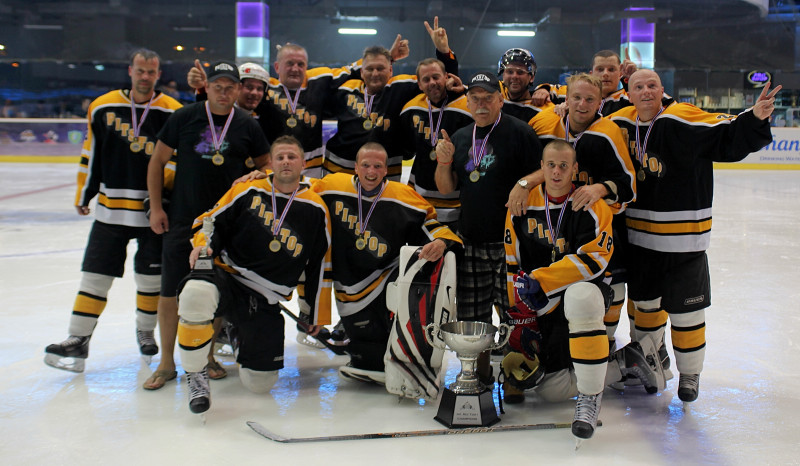 "Pit Stop" hokejisti divkārtējie "Land of Smiles Ice Hockey Classic" čempioni
