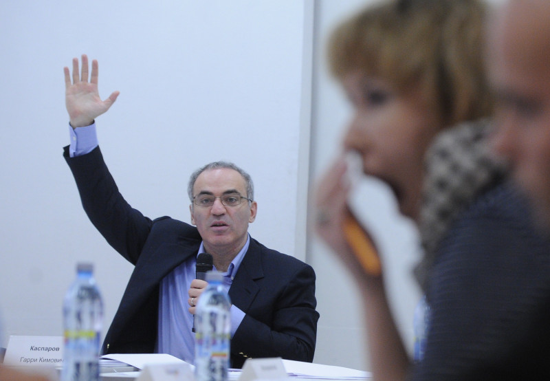 FIDE uz diviem gadiem atstādina leģendāro Kasparovu