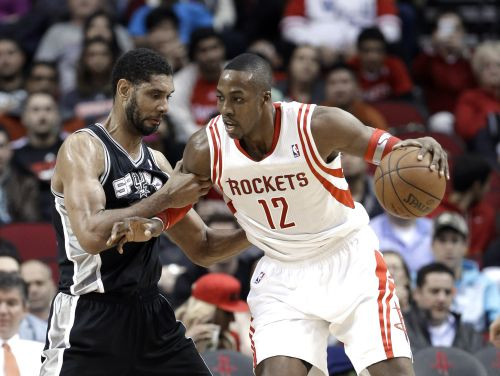 "Rockets" bez Hārdena pieveic "Spurs", Džinobili savainojas pēc danka