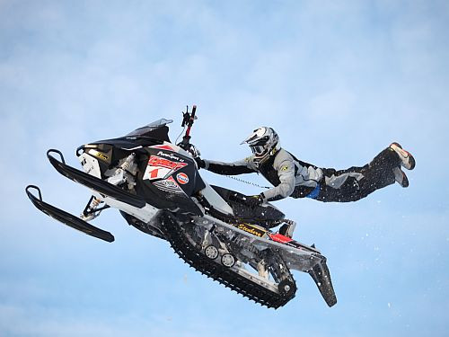 Norvēģu sportists Rīgā izpildīs salto ar sniega motociklu