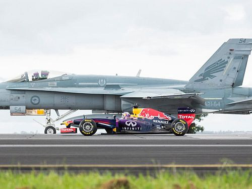 Video: Kas ātrāks - Formula 1 vai kaujas lidmašīna?