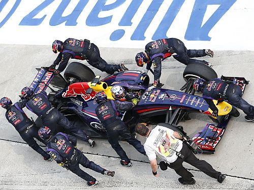 "Red Bull" savās problēmās vaino nekvalitatīvu degvielu