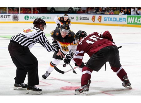 Latvijas hokejisti smagā cīņā piekāpjas Vācijas izlasei