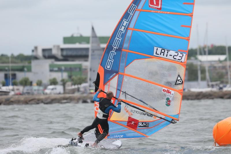 Jānis Preiss iegūst trešo vietu Eiropas čempionātā vindsērfingā Liepājā