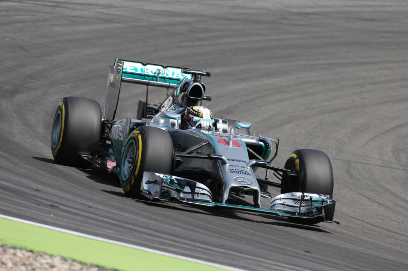 Fetelam maina motoru, otrajā F1 treniņā Spā trasē ātrākais Hamiltons
