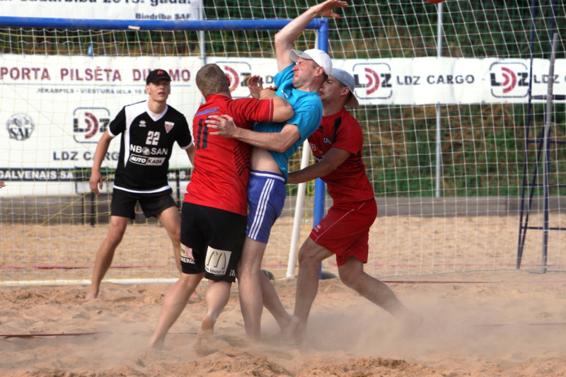 Ķīpsalā noskaidros pirmos Latvijas čempionus pludmales handbolā
