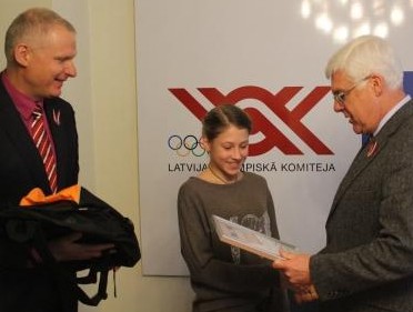 Talantīgā daiļslidotāja Ņikitina triumfē junioru "Volvo Cup 2014"