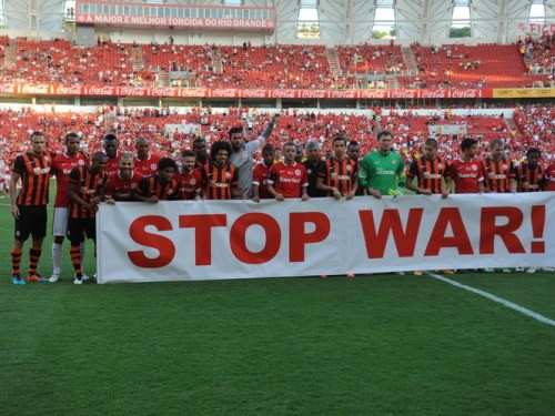 Doņeckas "Shakhtar" spēlētāji iziet laukumā ar plakātu "Pārtrauciet karu!"