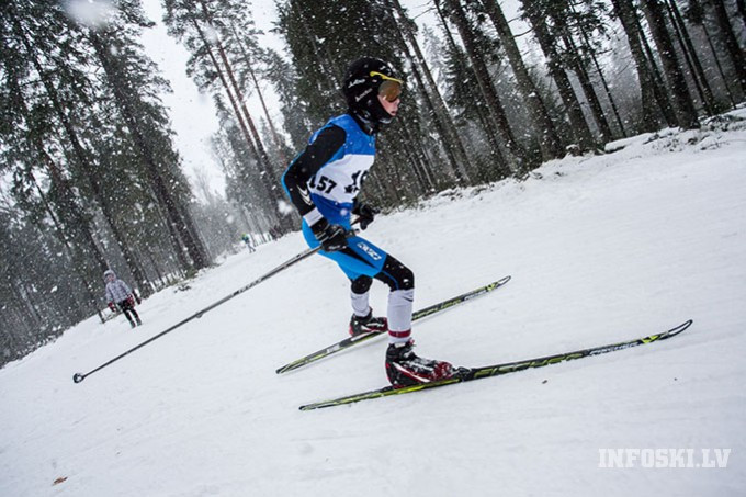 Latvijas jaunie distanču slēpotāji atkal tiek pie godalgām Igaunijā