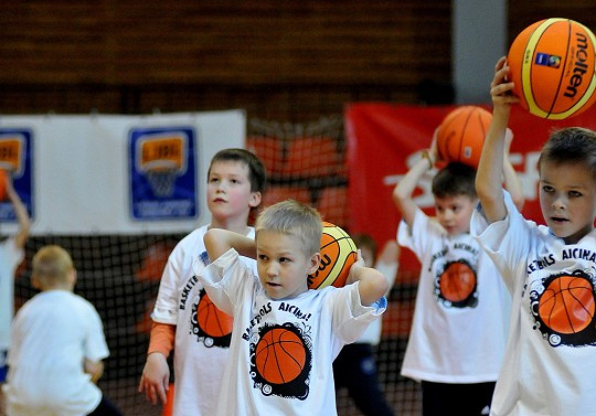 “Basketbols aicina” bērnus Saldū