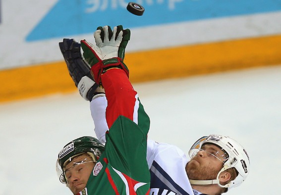 Četros KHL klubos kavējas algu izmaksa