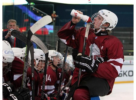 U18 hokejisti pasaules čempionāta otrajā spēlē zaudē Čehijai