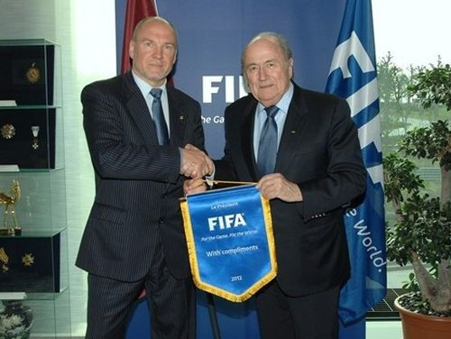 Indriksons atbalsta Blatera pārvēlēšanu FIFA prezidenta amatā