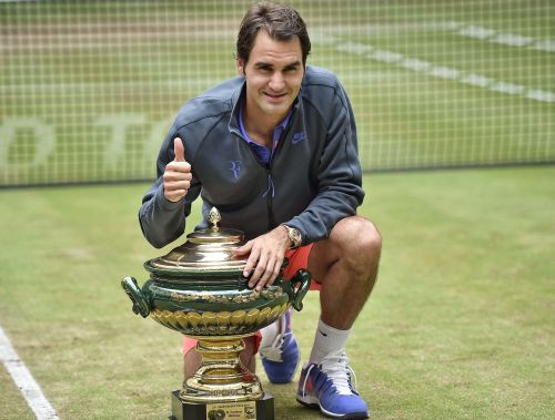 Federers astoto reizi uzvar Hallē