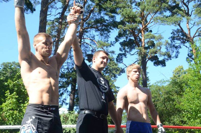 CWFC cīkstonis Jakobsens Jūrmalā uzveic Kozlovu