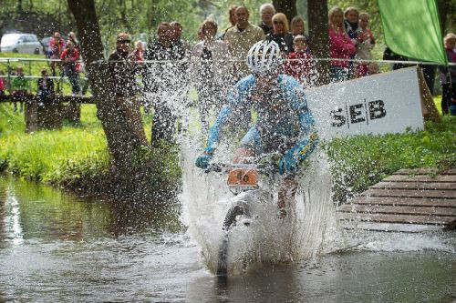 Bruģis, pļavas, takas, upes šķērsošana - SEB MTB maratona Smiltenes posmā