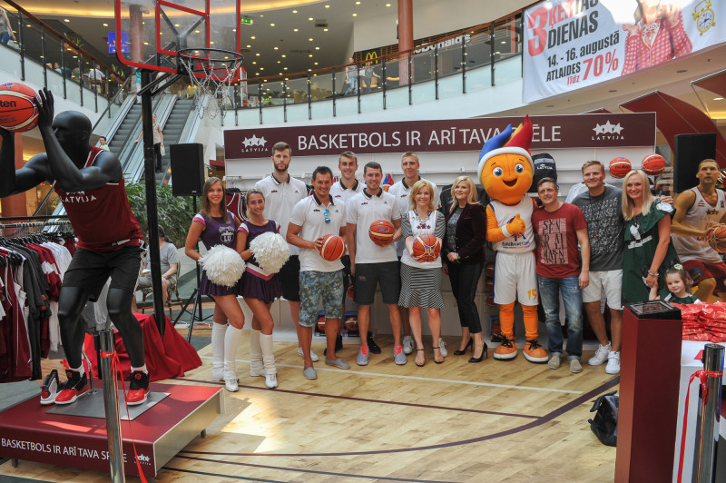 Latvijas valstsvienības basketbolisti līdzjutēju ielenkumā atklāj oficiālo fanu zonu