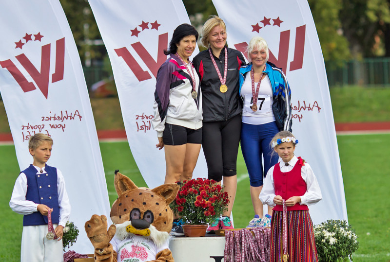 Jēkabpilieši vēstures lappusēs ieraksta godam aizvadīto  I Latvijas čempionātu vieglatlētikā veterāniem