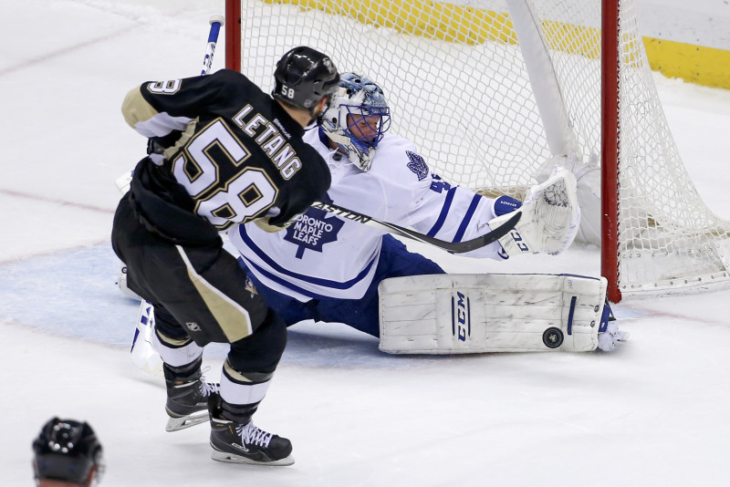 Bernjē atvaira 39 metienus, "Maple Leafs" beidzot uzvar "Penguins"