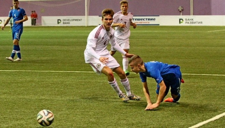 U18 izlase turnīru Minskā sāk ar neizšķirtu pret slovākiem