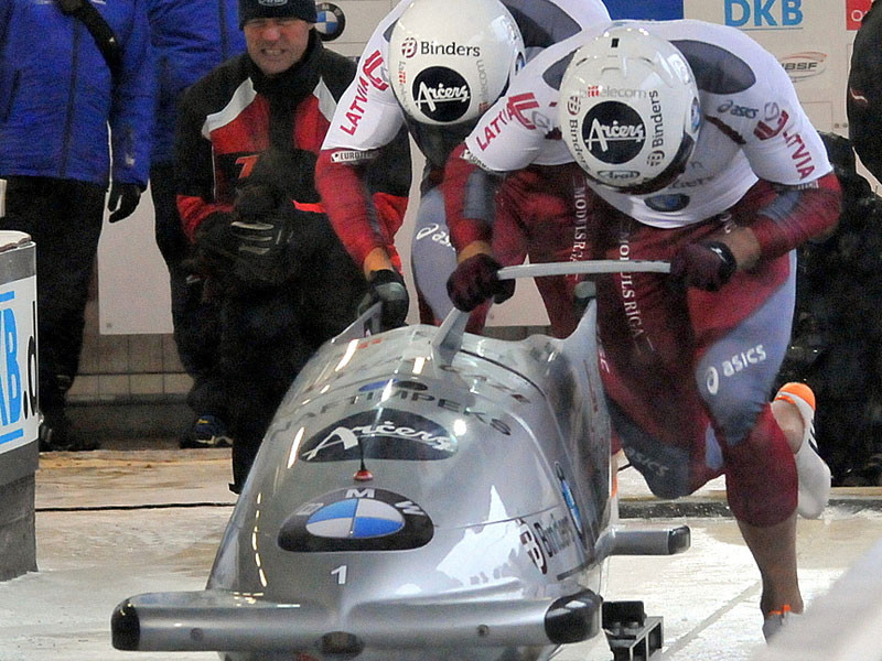 Pasaules čempionātā Īglsā cīņu par medaļām sāks bobsleja divnieki