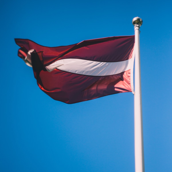 Latvijas Nacionālajā bibliotēkā atklāts mākslas darbs “Latvijas karogs”