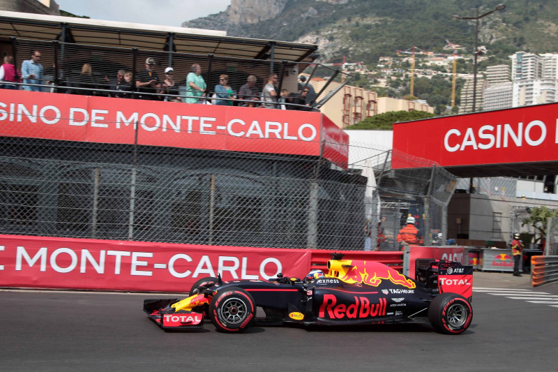 Rikjardo pārspēj "Mercedes" pilotus avārijām bagātā treniņā Monako
