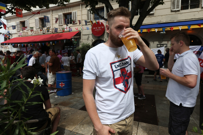 Francijas valdība "Euro 2016" stadionu tuvumā aizliedz tirgot alkoholu