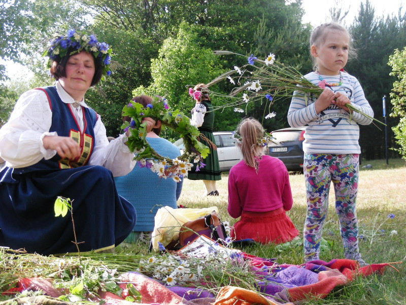 JĀŅU IELĪGOŠANA un VASARAS SAULGRIEŽI Brīvdabas muzeja lauku ekspozīcijās