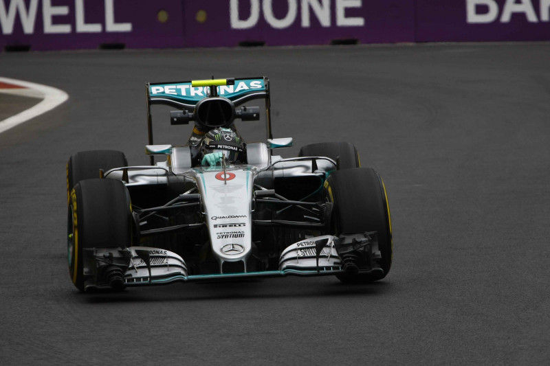 Rosbergs pirmajā starta vietā Baku, Hamiltonam avārija