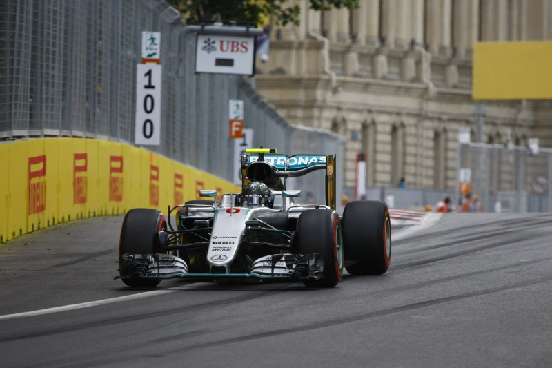 Rosbergs neapturams jaunajā Baku trasē
