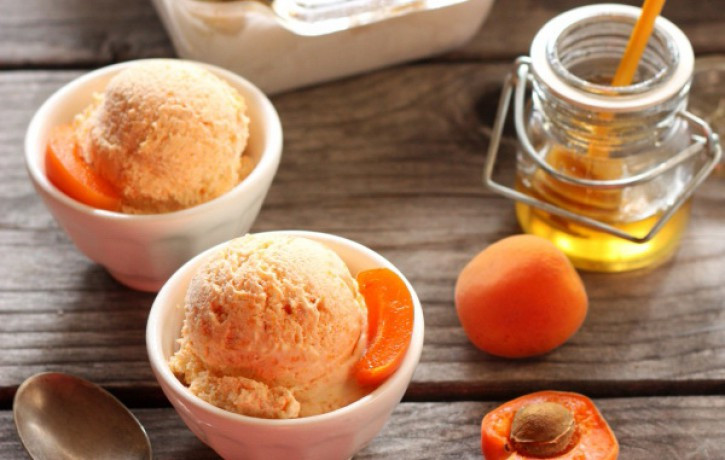 Mājās gatavots svaigu persiku saldējums