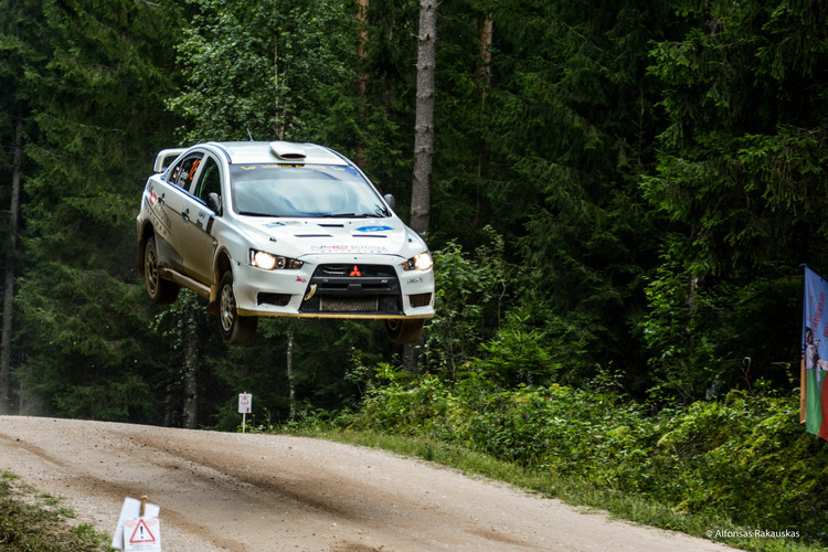 Lietuvas rallijā Vorobjova ekipāžai izstāšanās, krievu pilotam iespaidīgs lidojums