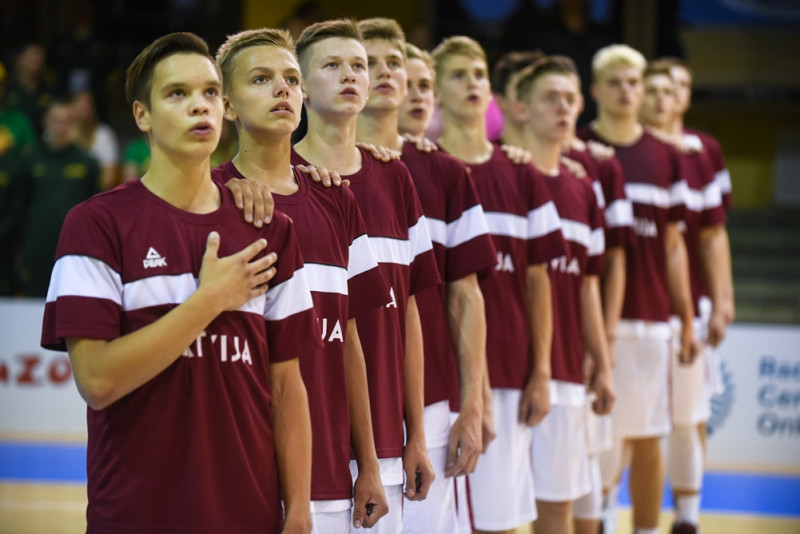 U16 puiši nesavāc bumbas aizsardzībā un zaudē Spānijai