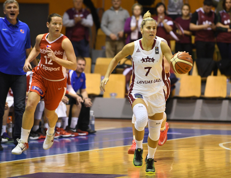 Babkina pirmajā uzvarā Turcijā flirtē ar "triple-double", Niedolai 20+9