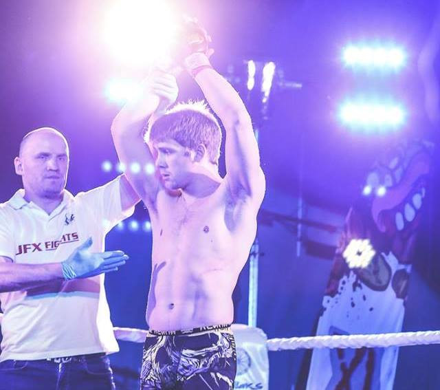 MMA cīkstonis Ozoliņš cīņu šovā "JFX Fights 6" nokautē Baženovu