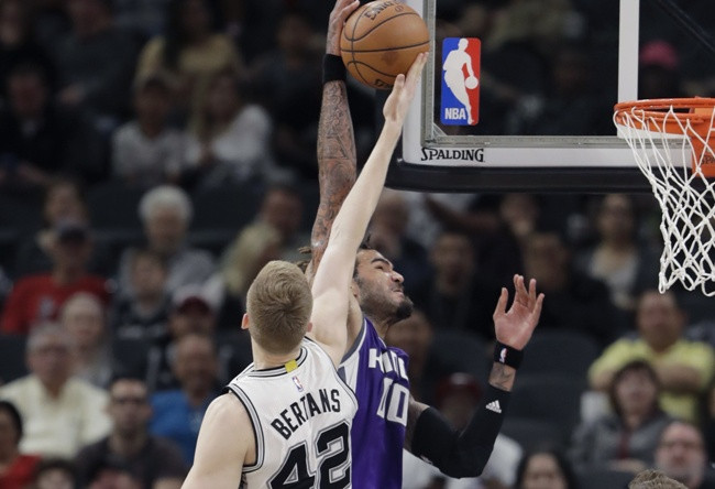 Bertāna 8 punkti palīdz "Spurs" izglābties pret "Kings" un gūt 50. uzvaru