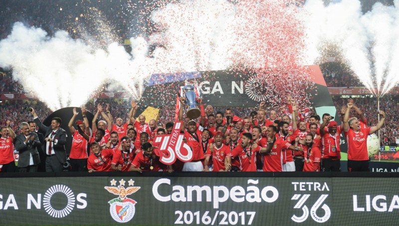 ''Benfica'' ceturto sezonu pēc kārtas triumfē Portugālē