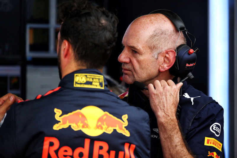 "Red Bull" aizvien cer uz F1 titulu, palīgā steidz Ņūvijs