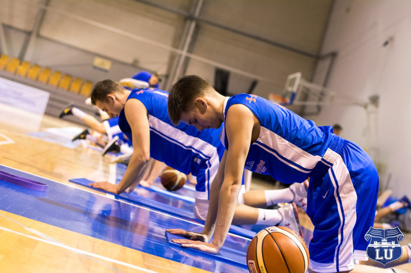 Skolnieki gūst jaunu pieredzi LU basketbola sistēmas nometnē
