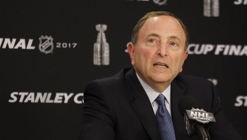 NHL komisārs: "Sports cilvēkiem ir ļoti svarīgs, taču šobrīd galvenā ir veselība"