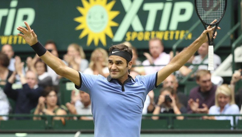 Federers finālā sagrauj Zverevu un devīto reizi uzvar Halles turnīrā